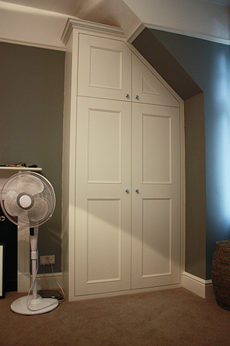 Fitted wardrobe with slope