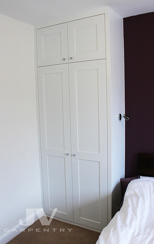 Clean and simple Fitted Alcove Aardrobe with shaker doors 