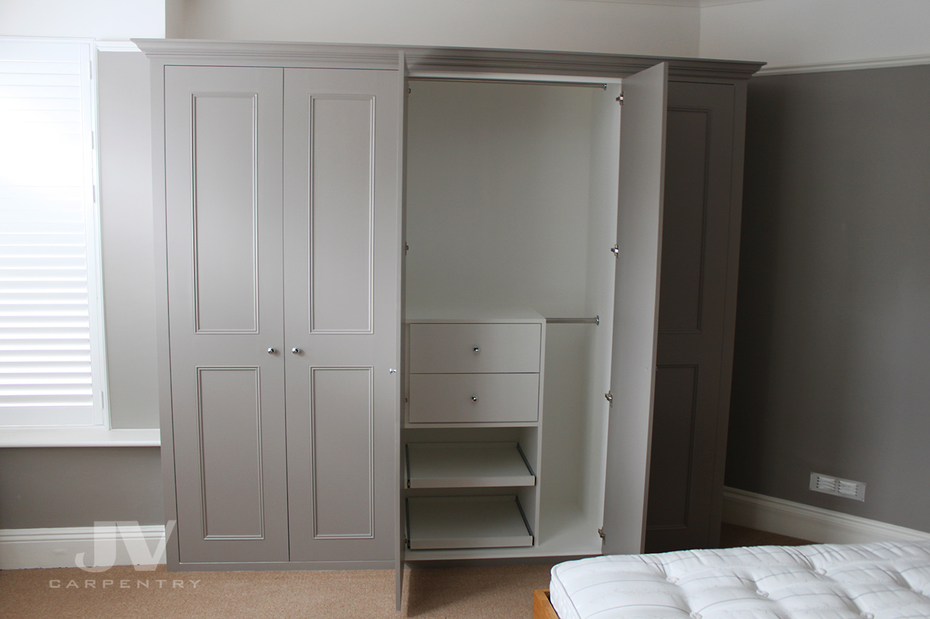 Bedroom made-to-measure wardrobe in idea to match bedroom walls