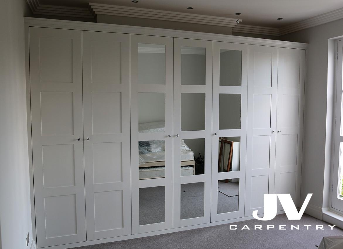 Built-in wardrobe with shaker mirrored doors