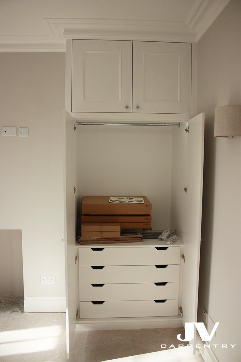 Alcove wardrobe with drawers