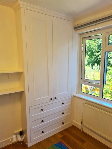 Alcove wardrobe with drawers