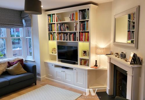 Fitted tv bookcase