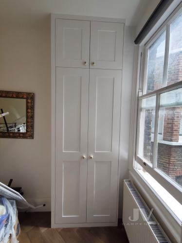 alcove-wardrobe-around-window